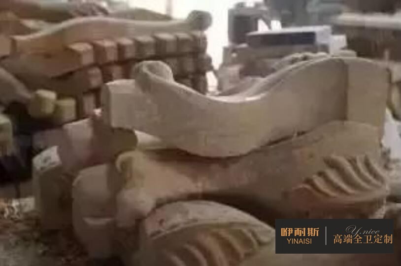 第六步：鑼機：以模具為原型，以刀具進行切削，形成更為完整與流暢的線條，規(guī)定了產(chǎn)品的形狀。