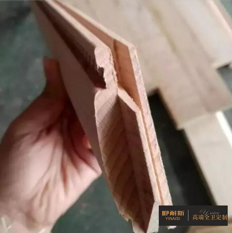 第七步：出榫機。使木塊具備特有的準(zhǔn)頭結(jié)構(gòu)制作出一種古典效果，以便木塊之間更為緊密的連接。